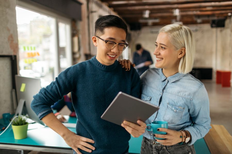 dos jóvenes hablando en el trabajo